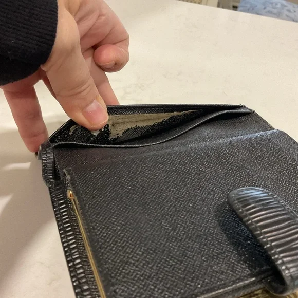Louis Vuitton EPI Kisslock Wallet Black - Picture 11 of 16